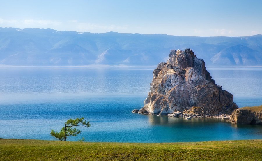 Скала Шаманка на озере Байкал